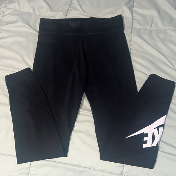 Women’s Nike logo Leggings size M. logo on the leg. - Picture 3 of 4
